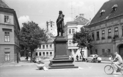 Magyarország, Győr, Bécsi kapu (Köztársaság) tér, Kisfaludy Károly szobra (Mátrai Lajos György, 1892.). Háttérben a Székesegyház., 1966, Lencse Zoltán, szobor, Kisfaludy Károly-ábrázolás, kerékpár, Fortepan #61049