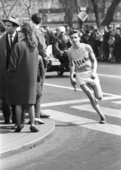 Magyarország, Budapest V., József Attila utca - Október 6. utca sarok., 1966, Lencse Zoltán, oldalkocsis motorkerékpár, váltófutás, futóverseny, rajtszám, Budapest, Fortepan #61056