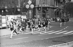 Magyarország, Budapest V., József Attila utca - Bajcsy Zsilinszky út sarok, háttérben az Andrássy út (Népköztársaság útja) torkolata., 1966, Lencse Zoltán, váltófutás, futóverseny, rajtszám, Budapest, Fortepan #61060