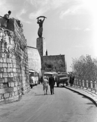 Magyarország, Gellérthegy, Budapest XI., Citadella sétány (ekkor névtelen), balra a Citadella, háttérben a Szabadság-
szobor., 1966, Lencse Zoltán, szabadság, autóbusz, szobor, emlékmű, emléktábla, jelkép, pálmaág, Budapest, Kisfaludi Strobl Zsigmond-terv, Fortepan #61071