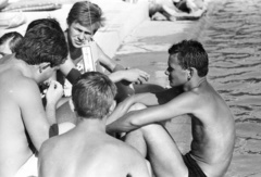 Magyarország, Balatonakarattya, Strand., 1966, Lencse Zoltán, cigaretta, dohányzás, gumimatrac, nyár, antenna, vízpart, fiúk, táskarádió, fürdőnadrág, rágyújt, Fortepan #61079