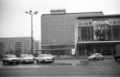 Germany, Berlin, Kelet-Berlin, Karl Marx Allee, szemben a Kino International és a Hotel Berolina., 1971, Lencse Zoltán, hotel, Volkswagen-brand, GDR, movie theater, automobile, East-Berlin, Volkswagen Beetle, Josef Kaiser-design, Heinz Aust-design, Fortepan #61088