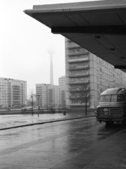 Germany, Berlin, Kelet-Berlin a Hotel Berolina bejáratától a TV torony felé nézve, balra a Karl Marx Allee., 1971, Lencse Zoltán, Hungarian brand, Ikarus-brand, TV tower, GDR, East-Berlin, fog, Hermann Henselmann-design, bus, Fortepan #61097