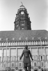 Germany, Dresden, Rathausplatz, Trümmerfrauen-Denkmal, háttérben a Városháza., 1971, Lencse Zoltán, sculpture, GDR, Trümmerfrau-portrayal, Fortepan #61140