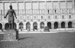 Germany, Dresden, Rathausplatz, Trümmerfrauen-Denkmal, háttérben a Városháza., 1971, Lencse Zoltán, GDR, Trümmerfrau-portrayal, Fortepan #61141