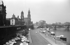 Germany, Dresden, a Terrassenufer a Képzőművészeti Főiskola előtt, szemben a Residenzschloss és a Hofkirche, jobbra az Augustusbrücke., 1971, Lencse Zoltán, GDR, Fortepan #61149