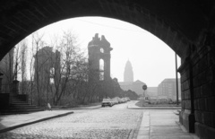 Germany, Dresden, Münzgasse, szemben a Miasszonyunk-templom (Frauenkirche) romjai., 1971, Lencse Zoltán, GDR, Fortepan #61151