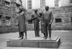 Germany, Dresden, Münchner Platz, a Műszaki Egyetem (egykori Kerületi Bíróság) udvara, a nemzeti szocializmus áldozatainak emlékműve., 1971, Lencse Zoltán, sculpture, GDR, sculptural group, Fortepan #61161