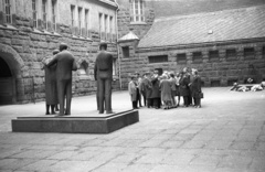 Germany, Dresden, Münchner Platz, a Műszaki Egyetem (egykori Kerületi Bíróság) udvara, a nemzeti szocializmus áldozatainak emlékműve., 1971, Lencse Zoltán, GDR, sculptural group, Fortepan #61162