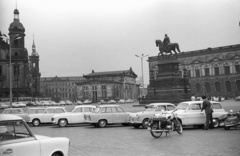 Germany, Dresden, Theaterplatz, I. János szász király lovas szobra., 1971, Lencse Zoltán, motorcycle, GDR, scooter, horse sculpture, IWL-brand, John I of Saxony-portrayal, Fortepan #61163