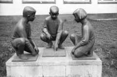 Germany, Dresden, "Spielende Kinder" szoborkompozíció (Hans Klakow, 1961) az Annenschule előtt., 1971, Lencse Zoltán, kids, GDR, sculptural group, squatting, point a finger, Fortepan #61165