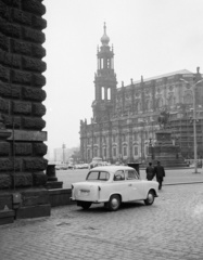 Germany, Dresden, Szentháromság Katolikus Főtemplom (Hofkirche) az Opera felől., 1971, Lencse Zoltán, Trabant-brand, GDR, horse sculpture, Fortepan #61170