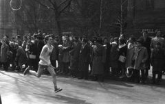 Magyarország, Budapest V., Szabadság tér, háttérben az MTV székház., 1962, Lencse Zoltán, rendőr, váltófutás, Magyar Televízió, futóverseny, rajtszám, Budapest, Fortepan #61189