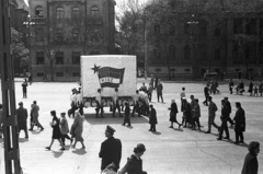 Magyarország, Budapest XIV., Dózsa György út (Felvonulási tér) a Műcsarnok mellől nézve, szemben a Benczúr utca és a Délibáb utca közötti házak., 1962, Lencse Zoltán, felvonulás, KISZ, Budapest, Fortepan #61195