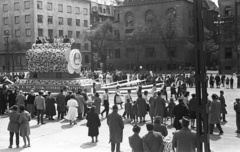 Magyarország, Budapest XIV., Dózsa György út (Felvonulási tér) a Műcsarnok mellől nézve, balra a Benczúr utca torkolata., 1962, Lencse Zoltán, reklám, felvonulás, május 1, népviselet, Budapest, pódiumautó, Fortepan #61196