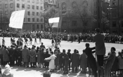 Magyarország, Budapest XIV., Dózsa György út (Felvonulási tér) a Műcsarnok mellől nézve, balra a Benczúr utca torkolata., 1962, Lencse Zoltán, zászló, munkásőr, felvonulás, május 1, perecárus, Budapest, Fortepan #61197