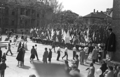 Magyarország, Budapest XIV., Dózsa György út (Felvonulási tér) a Műcsarnok mellől nézve, szemben a Délibáb utca torkolata., 1962, Lencse Zoltán, zászló, felvonulás, május 1, népviselet, Budapest, Fortepan #61198