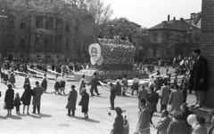 Magyarország, Budapest XIV., Dózsa György út (Felvonulási tér) a Műcsarnok mellől nézve, szemben a Délibáb utca torkolata., 1962, Lencse Zoltán, zászló, felvonulás, május 1, népviselet, Budapest, pódiumautó, Fortepan #61199