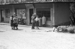 Hungary, Mátraháza, bazársor a SZOT üdülő (később Pagoda Pihenő Panzió) mellett., 1962, Lencse Zoltán, motorcycle, bazaar, Fortepan #61218