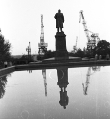 Ukraine,Crimean Peninsula, Yalta, Lenin tér, háttérben a kikötő., 1962, Lencse Zoltán, Soviet Union, sculpture, water surface, crane, Lenin-portrayal, Fortepan #61239