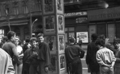 Hungary, Budapest VI., Andrássy út (Népköztársaság útja), szemben a 3. és 5. számú ház., 1962, Lencse Zoltán, sign-board, street view, ad pillar, hairdresser, sweater, greengrocer, competitive running, Budapest, mass games, Fortepan #61275