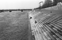 Hungary, Budapest V., pesti alsó rakpart a Margit híd és a mai Képviselői Irodaház ("Fehér Ház") felé nézve., 1962, Lencse Zoltán, reading, stairs, shore, mooring bollard, Budapest, sitting on stairs, Fortepan #61280