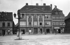 Magyarország, Győr, Széchenyi tér, balra a Kenyér köz torkolata. Jobbra a Stelczer Lajos utca sarkán a Vastuskós ház., 1967, Lencse Zoltán, tér, lámpaoszlop, barokk-stílus, klasszicizmus, timpanon, Antal Fruhmann-terv, kerékpár, Fortepan #61299