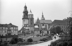 Poland, Kraków, Királyi Palota (Wawel), középen a Szent Szaniszló és Szent Vencel székesegyház., 1971, Lencse Zoltán, Fortepan #61301