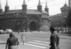 Poland, Kraków, ulica Basztowa, szemben a barbakán., 1971, Lencse Zoltán, street view, barbican, pointed arch, crosswalk, Fortepan #61306