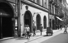 Poland, Kraków, ulica Floriańska 45., Jama Michalika kávéház., 1971, Lencse Zoltán, sign-board, baby carriage, hairdresser, handbarrow, house number sign, awning, theatrical mask, Fortepan #61308