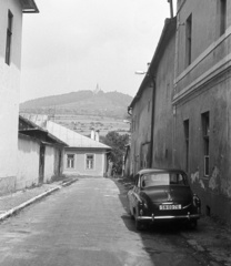 Slovakia, Levoča, ulica Ružová, háttérben a Máriahegyen a mariáni zarándokhely., 1971, Lencse Zoltán, Czechoslovakia, Czechoslovak brand, Skoda-brand, automobile, number plate, Fortepan #61313