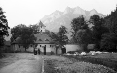 Slovakia, Červený Kláštor, Vöröskolostor településrész, a kolostor épületegyüttese. Háttérben a lengyelországi Trzy Korony (Három Korona) csúcs., 1971, Lencse Zoltán, Czechoslovakia, bus stop, mountain, monastery, Fortepan #61317