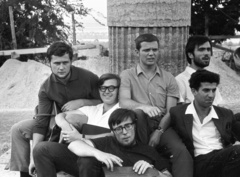 Hungary, Pannonhalma, a Bencés Főapátság bejárata előtti kőkereszt talapzata., 1971, Lencse Zoltán, youth, tableau, glasses, beard, companionship, open-necked shirt, Fortepan #61325