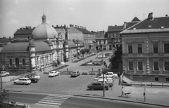 Magyarország, Miskolc, Erzsébet (Szabadság) tér az Avasról nézve, bal oldalon az Erzsébet fürdő., 1972, Lencse Zoltán, szovjet gyártmány, tér, Lada-márka, automobil, VAZ 2101, eklektikus építészet, Adler Károly-terv, babakocsi, Fortepan #61340