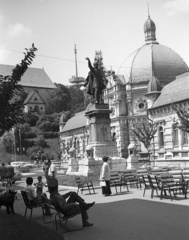 Magyarország, Miskolc, Erzsébet (Szabadság) tér, Kossuth szobor. Háttérben az Erzsébet (Szabadság) fürdő, az avasi református templom és az avasi kilátó., 1972, Lencse Zoltán, templom, szobor, emlékmű, tér, tévétorony, talapzat, kilátó, kupola, Kossuth Lajos-ábrázolás, eklektikus építészet, Kiss István-terv, református, Adler Károly-terv, Róna József-terv, Hofer Miklós-terv, Vörös György-terv, Fortepan #61341