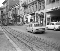 Szlovákia, Kassa, Fő utca (ulica Hlavná), jobb szélen a 29. számú épület., 1972, Lencse Zoltán, Csehszlovákia, forgalom, cégtábla, utcakép, életkép, Skoda-márka, kockakő, Skoda 100, óra-ékszer, aknafedél, Funkcionalizmus, Vladimír Karfík-terv, Fortepan #61351