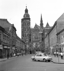 Szlovákia, Kassa, Erzsébet utca (Alžbetina ulica), szemben a Szent Erzsébet-főszékesegyház (Dóm)., 1972, Lencse Zoltán, Csehszlovákia, csehszlovák gyártmány, utcakép, életkép, Skoda-márka, parkoló, lámpaoszlop, automobil, Skoda 100, székesegyház, Fortepan #61353