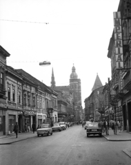 Szlovákia, Kassa, Malom utca (Mlynská ulica), szemben a Szent Erzsébet-főszékesegyház (Dóm) tornya., 1972, Lencse Zoltán, Csehszlovákia, szovjet gyártmány, utcakép, szálloda, életkép, Fiat-márka, Lada-márka, automobil, rendszám, Skoda 100, Fiat 850, VAZ 2101, székesegyház, harangtorony, Martin Lindtner-terv, Fortepan #61354