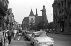 Szlovákia, Kassa, Fő tér (Hlavné namestie), jobbra az Állami Színház, szemben a Szent Erzsébet-főszékesegyház (Dóm), előtte az Orbán-torony., 1972, Lencse Zoltán, Csehszlovákia, csehszlovák gyártmány, német gyártmány, nemzeti színház, járókelő, utcakép, életkép, Skoda-márka, Mercedes-márka, automobil, Skoda 1000 MB, székesegyház, harangtorony, Martin Lindtner-terv, Fortepan #61355