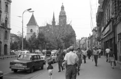 Szlovákia, Kassa, Fő tér (Hlavné namestie), balra az Állami Színház, szemben a Szent Erzsébet-főszékesegyház (Dóm), előtte az Orbán-torony., 1972, Lencse Zoltán, Csehszlovákia, nemzeti színház, járókelő, utcakép, életkép, Skoda-márka, Fiat-márka, Renault-márka, lámpaoszlop, torony, automobil, rendszám, Skoda 100, Simca-márka, székesegyház, harangtorony, országjelzés, Martin Lindtner-terv, Fortepan #61359