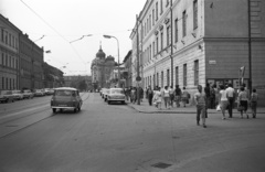 Szlovákia, Kassa, Leninova ulica (később Fő utca, ulica Hlavná), szemben a Hadtestparancsnokság (később Kelet-Szlovákiai Múzeum) épülete., 1972, Lencse Zoltán, Csehszlovákia, csehszlovák gyártmány, utcakép, életkép, Skoda-márka, szecesszió, lámpaoszlop, automobil, GAZ M21 Volga, utcanévtábla, Skoda 1202, aknafedél, Kauser József-terv, Fortepan #61360