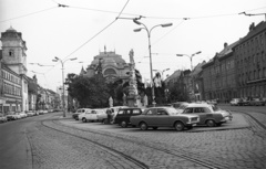 Szlovákia, Kassa, Fő tér (Hlavné namestie), szemben az Állami Színház, balra a Szentháromság-templom., 1972, Lencse Zoltán, Csehszlovákia, templom, Opel-márka, nemzeti színház, emlékmű, utcakép, Skoda-márka, Lada-márka, lámpaoszlop, kockakő, automobil, Skoda 1000 MB, rendszám, oszlop, Láng Adolf-terv, szoborcsoport, neobarokk stílus, Szűz Mária-ábrázolás, Viktorin Flachenfeld-terv, Simon Grimming-terv, Tornyossy Tamás-terv, Fortepan #61361