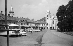 Szlovákia, Rozsnyó, főtér (Námestie baníkov), balra a Szűz Mária mennybevétele katedrális (Katedrála Nanebovzatia Panny Márie), jobbra a ferences templom., 1972, Lencse Zoltán, Csehszlovákia, autóbusz, Trabant-márka, utcakép, Skoda-márka, Karosa-márka, lámpaoszlop, vörös csillag, hangszóró, automobil, GAZ M21 Volga, rendszám, Skoda 100, Moszkvics 412, Skoda 706 RT/MT, ČSAD, Fortepan #61364