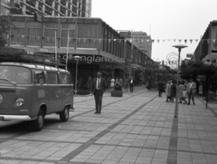 Hollandia, Rotterdam, Lijnbaan - Korte Lijnbaan bevásárlóutcák kereszteződése., 1973, Lencse Zoltán, Volkswagen-márka, mikrobusz, bevásárlóutca, Volkswagen Transporter 2, Fortepan #61370