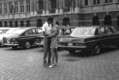 Belgium, Antwerpen, Grote Markt, háttérben a városháza., 1973, Lencse Zoltán, Mercedes-márka, Volkswagen-márka, csók, középület, reneszánsz, automobil, Volkswagen Typ3, rendszám, világörökség, országjelzés, Cornelis Floris de Vriendt-terv, Fortepan #61375