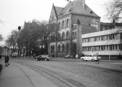 Magyarország, Debrecen, Péterfia utca, szemben a Református Kollégium Gimnáziumának épülete, melyben ekkor általános iskola működött., 1973, Lencse Zoltán, csehszlovák gyártmány, szovjet gyártmány, Skoda-márka, Moszkvics-márka, kockakő, Fortepan #61381