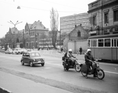 Magyarország, Debrecen, Kálvin tér, balra a Református Kollégium Gimnáziumának épülete, melyben ekkor általános iskola működött., 1973, Lencse Zoltán, Zastava 750, Fiat 600, Simson Schwalbe, FSO Warszawa, Fortepan #61384