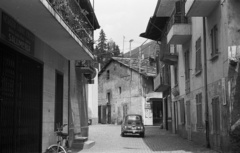 Olaszország, Pinasca-dubbione, Via G.C. Bert., 1973, Lencse Zoltán, erkély, zsalugáter, Fiat 500, Fortepan #61387