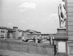 Olaszország, Firenze, Ponte Vecchio a Ponte Santa Trinita felől nézve., 1973, Lencse Zoltán, szobor, kőhíd, meztelen alak, ívhíd, Neri di Fioravante-terv, Taddeo Gaddi-terv, Pietro Francavilla-terv, Fortepan #61403