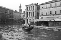 Olaszország, Velence, Canal Grande, háttérben a Rialto híd és a San Bartolomeo templom tornya., 1973, Lencse Zoltán, gondola, csatorna, kőhíd, ívhíd, Antonio da Ponte-terv, Fortepan #61405